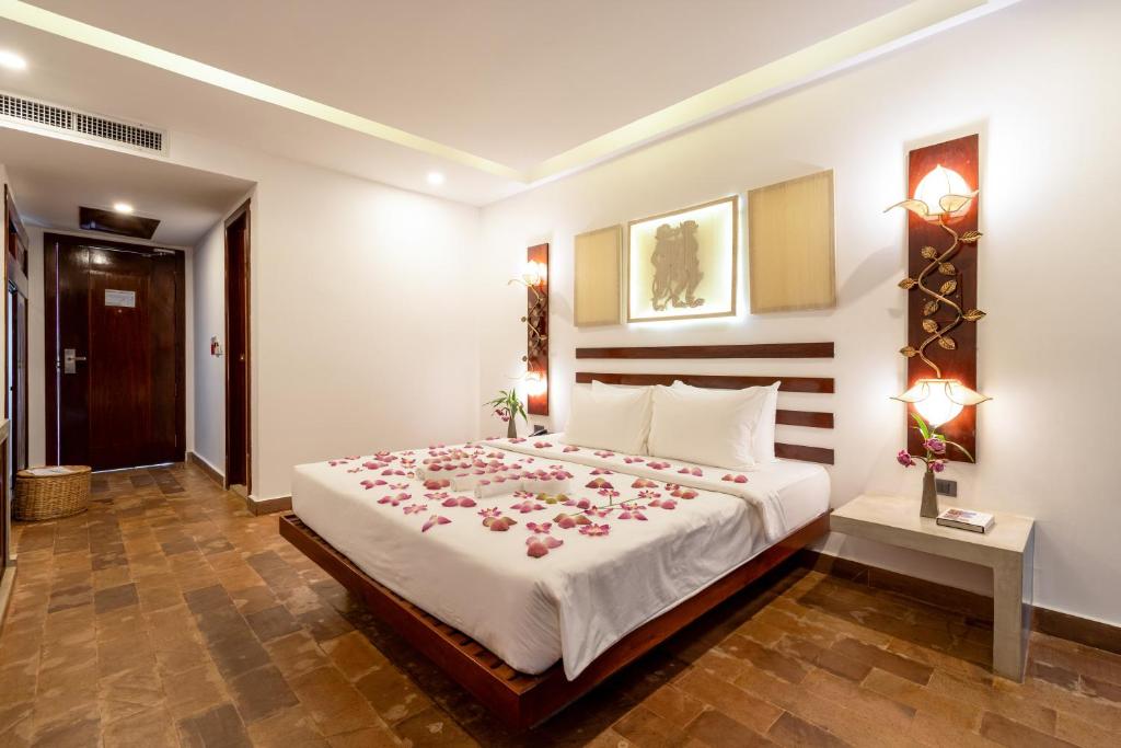Postel nebo postele na pokoji v ubytování Angkor Breeze Hotel & Spa