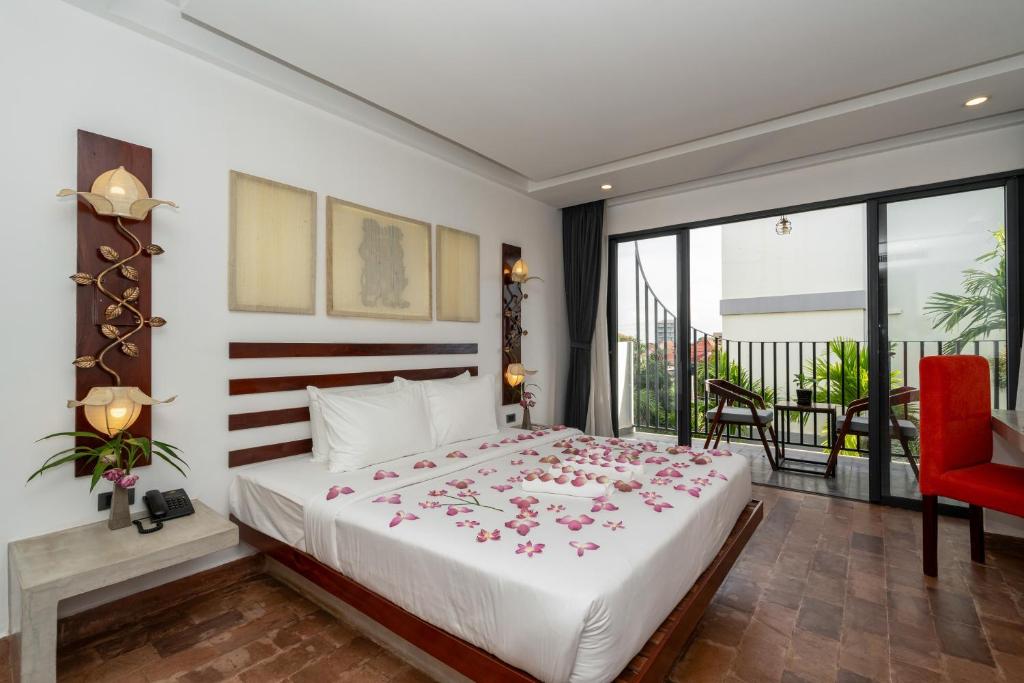 Postel nebo postele na pokoji v ubytování Angkor Breeze Hotel & Spa