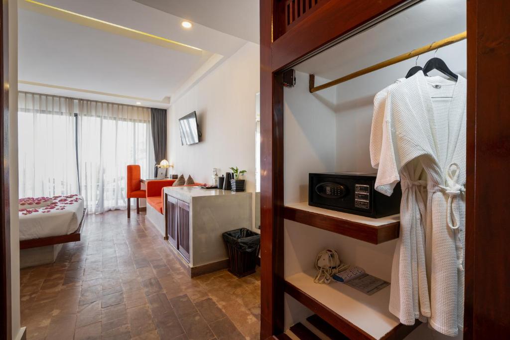 Postel nebo postele na pokoji v ubytování Angkor Breeze Hotel & Spa