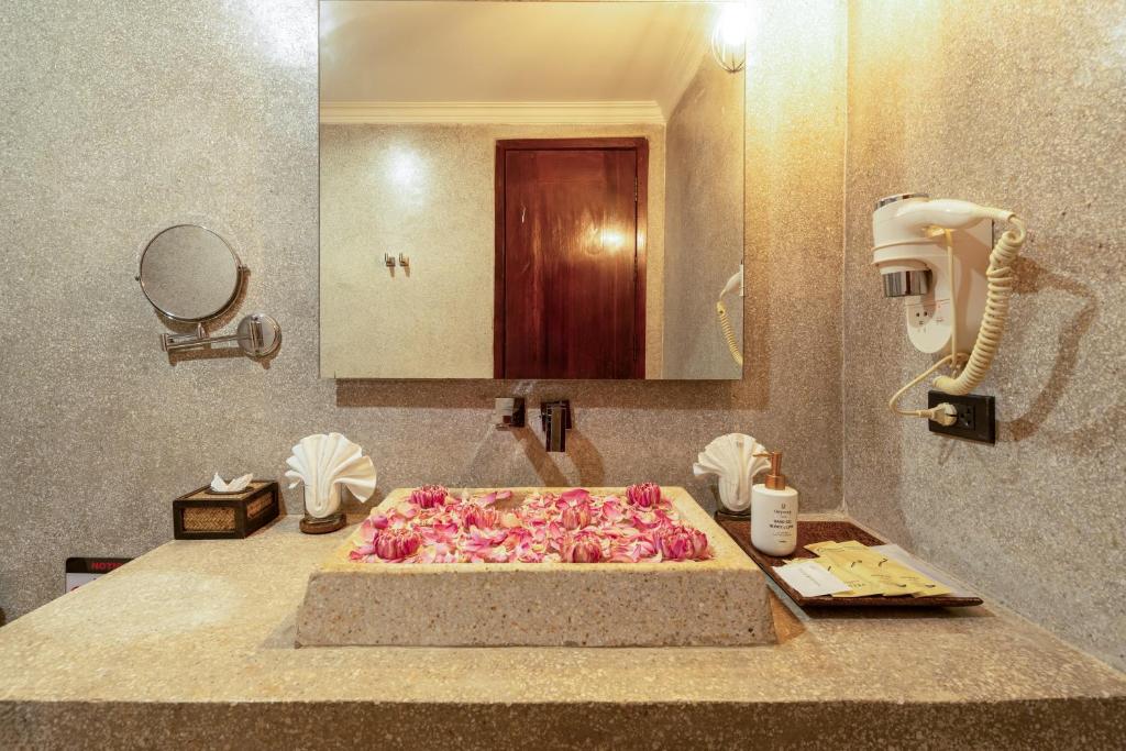 Postel nebo postele na pokoji v ubytování Angkor Breeze Hotel & Spa