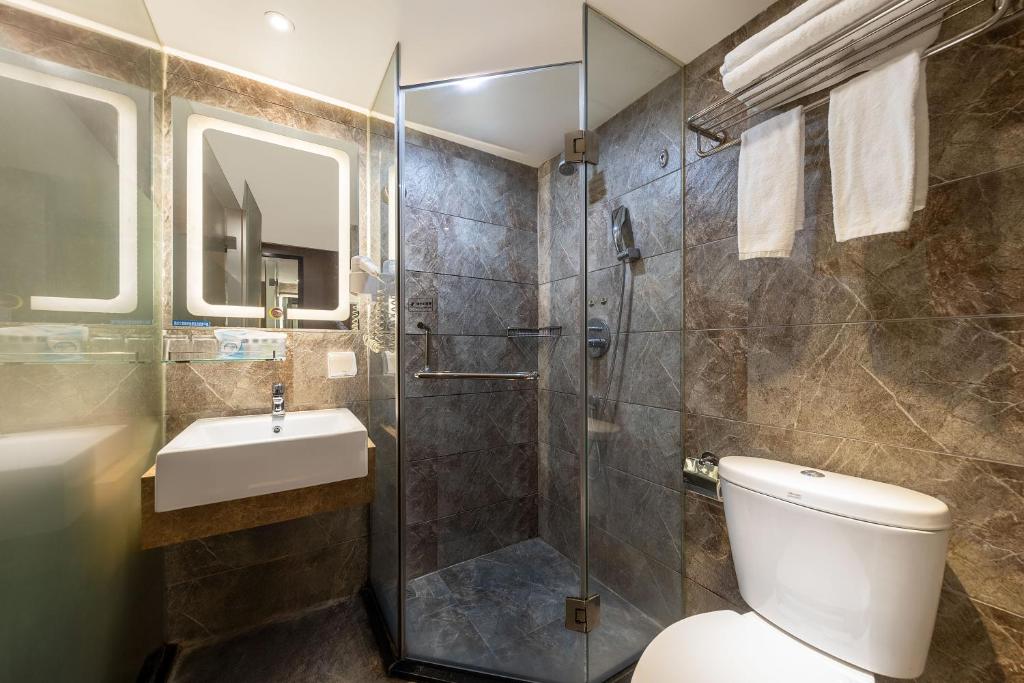 Koupelna v ubytování XW Hotel