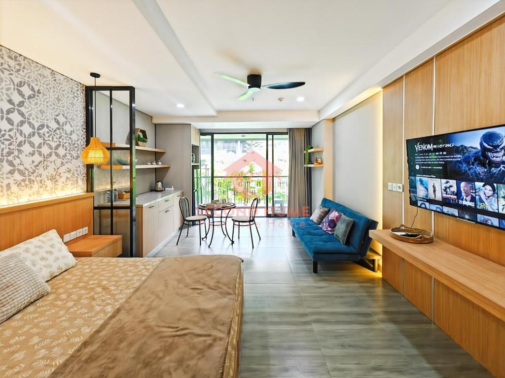 努沙杜瓦Lavaya Resort 1BR Nusa Dua with Pool, WiFi, Netflix by 2ndHome的一间带床和平板电视的卧室