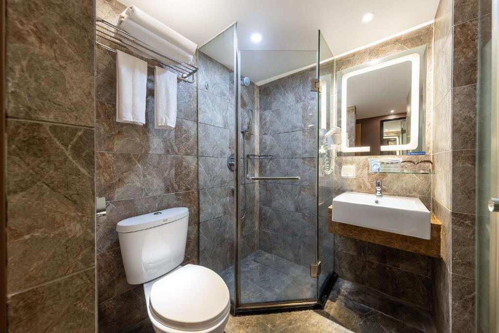 Koupelna v ubytování XW Hotel