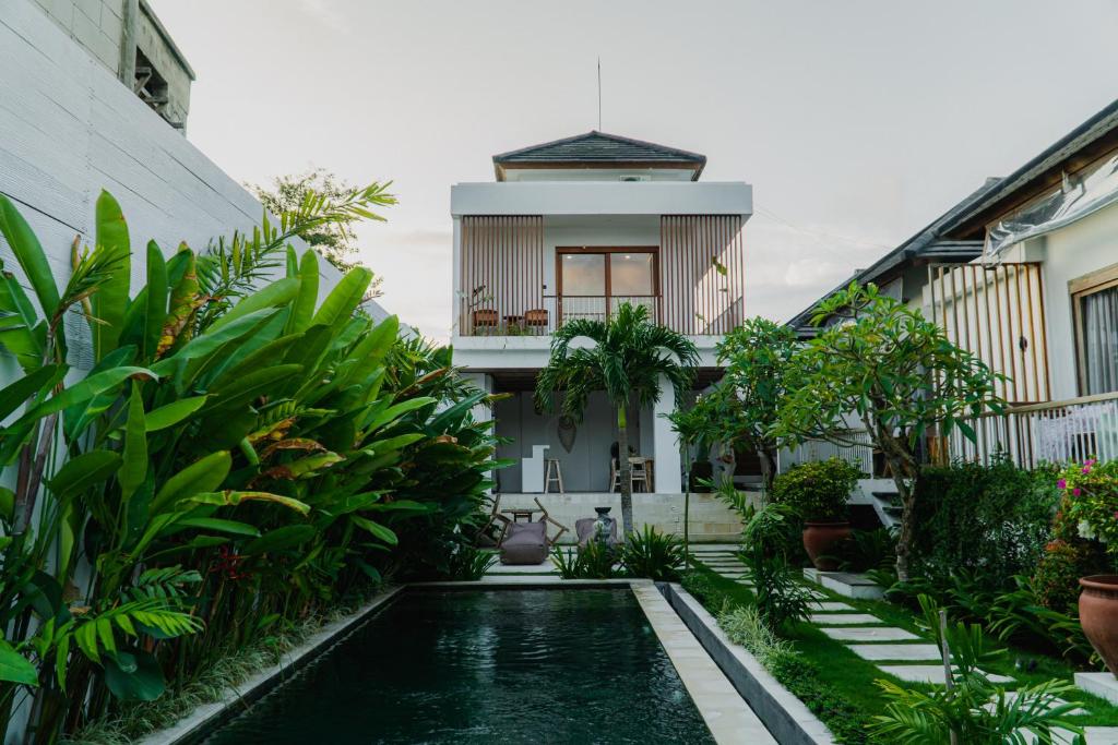 una casa con piscina delante de una casa en Sanjula Uluwatu, en Uluwatu
