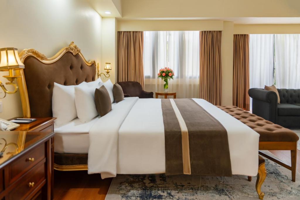 Club Suite with Club Access with Afternoon Tea and Evening Cocktail