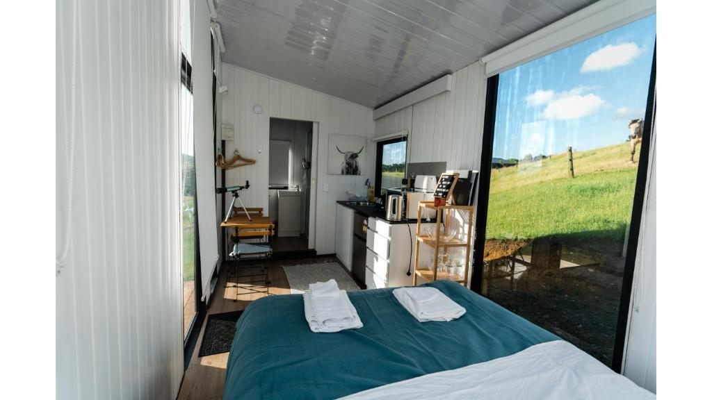Rúm í herbergi á Mighty Tiny House 1 by Tiny Away