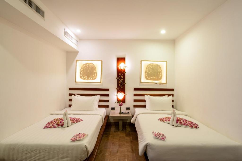Postel nebo postele na pokoji v ubytování Angkor Breeze Hotel & Spa