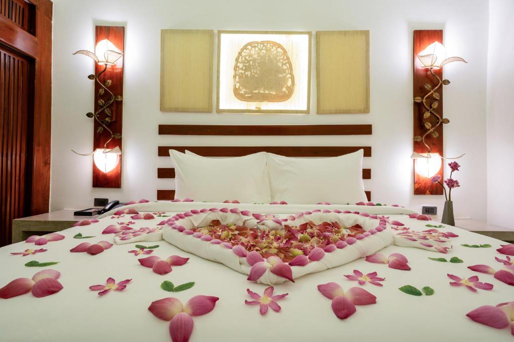 Postel nebo postele na pokoji v ubytování Angkor Breeze Hotel & Spa