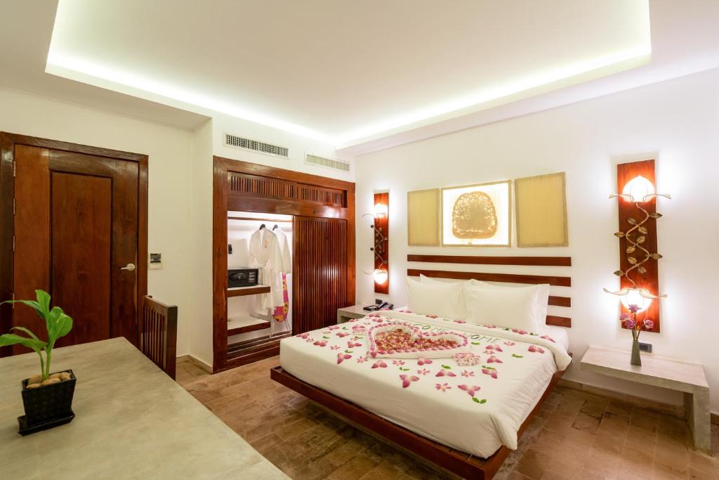 Postel nebo postele na pokoji v ubytování Angkor Breeze Hotel & Spa