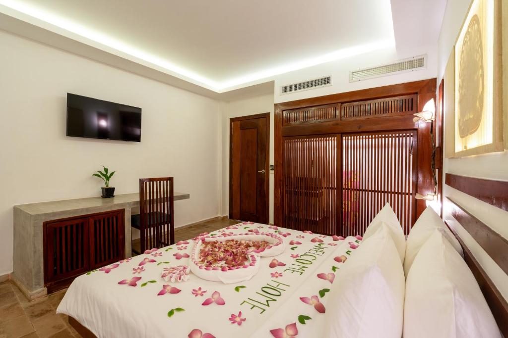 Postel nebo postele na pokoji v ubytování Angkor Breeze Hotel & Spa