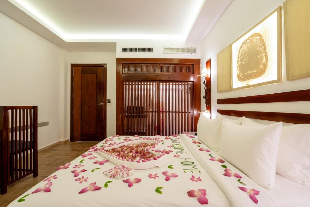 Postel nebo postele na pokoji v ubytování Angkor Breeze Hotel & Spa