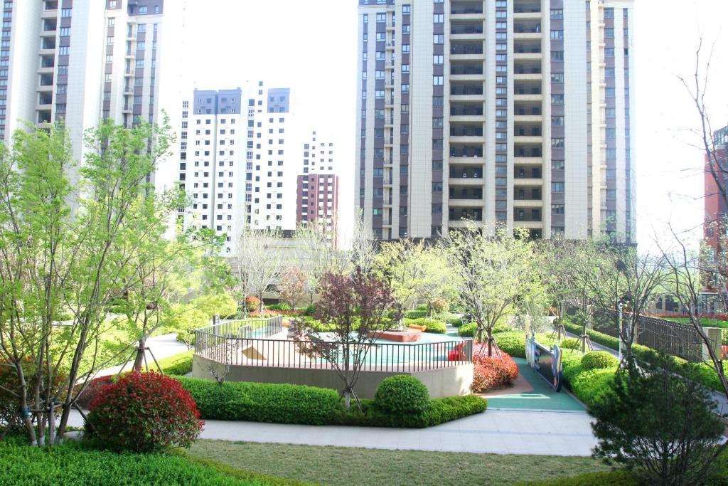 een park in een stad met hoge gebouwen bij Ivy Residence in Jiaozhou