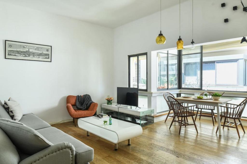 Posezení v ubytování Bright 1BR Apt w Parquet Floor in the City by Sea N' Rent