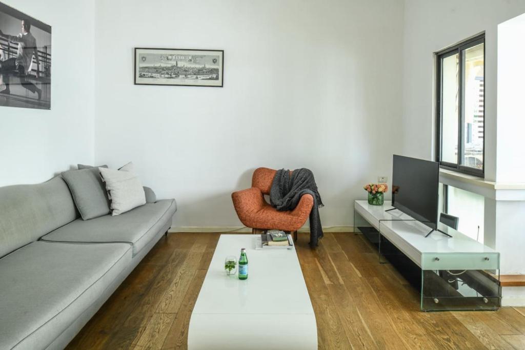 TV a/nebo společenská místnost v ubytování Bright 1BR Apt w Parquet Floor in the City by Sea N' Rent