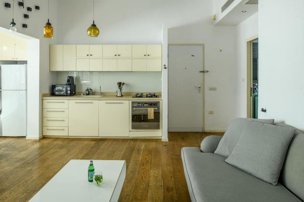 Kuchyň nebo kuchyňský kout v ubytování Bright 1BR Apt w Parquet Floor in the City by Sea N' Rent