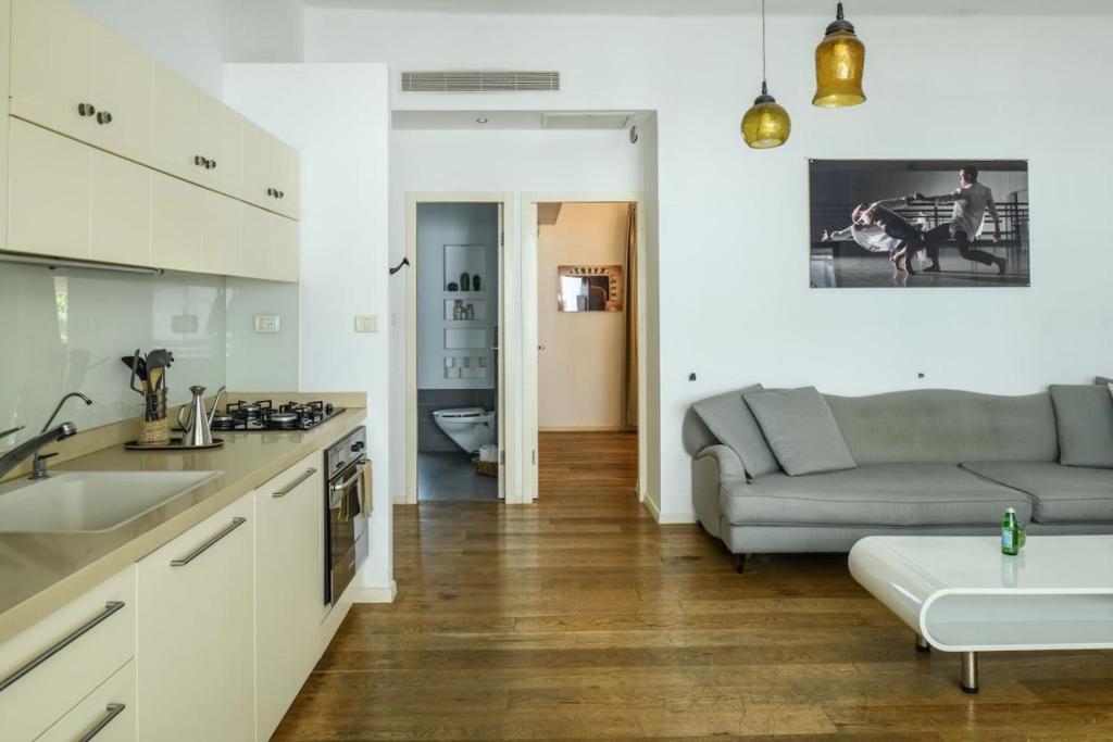 Kuchyň nebo kuchyňský kout v ubytování Bright 1BR Apt w Parquet Floor in the City by Sea N' Rent
