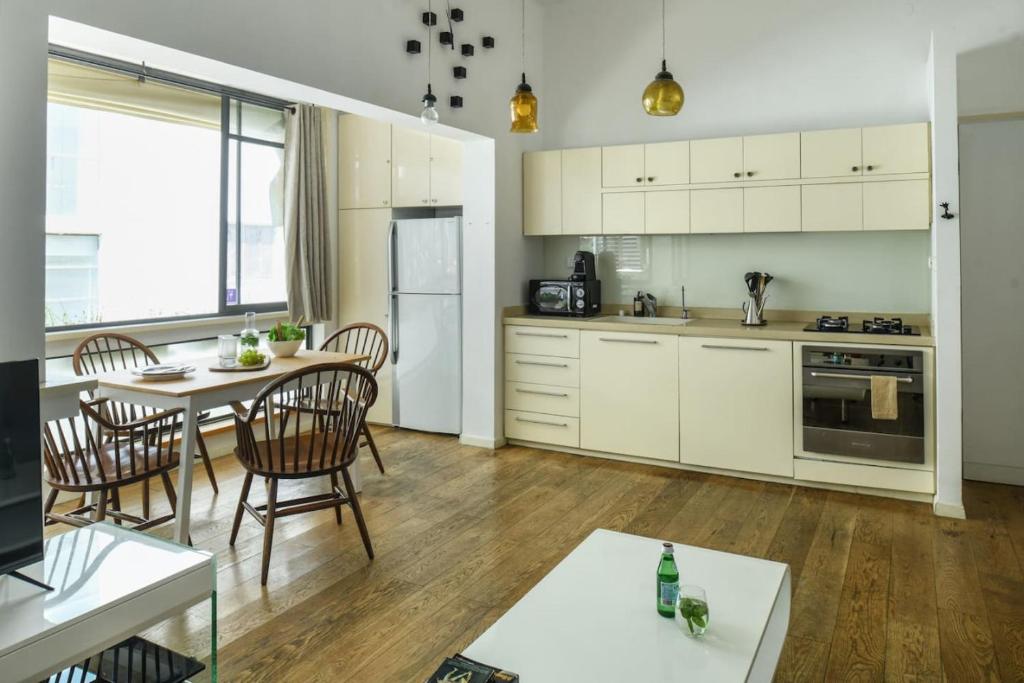 Kuchyň nebo kuchyňský kout v ubytování Bright 1BR Apt w Parquet Floor in the City by Sea N' Rent