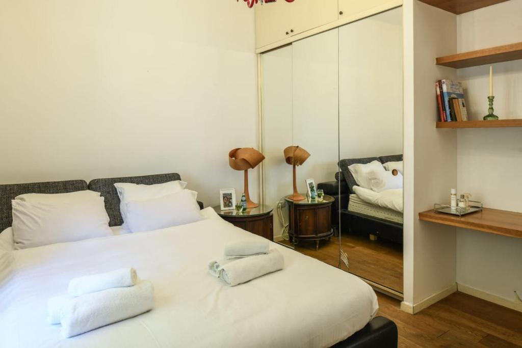 Postel nebo postele na pokoji v ubytování Bright 1BR Apt w Parquet Floor in the City by Sea N' Rent