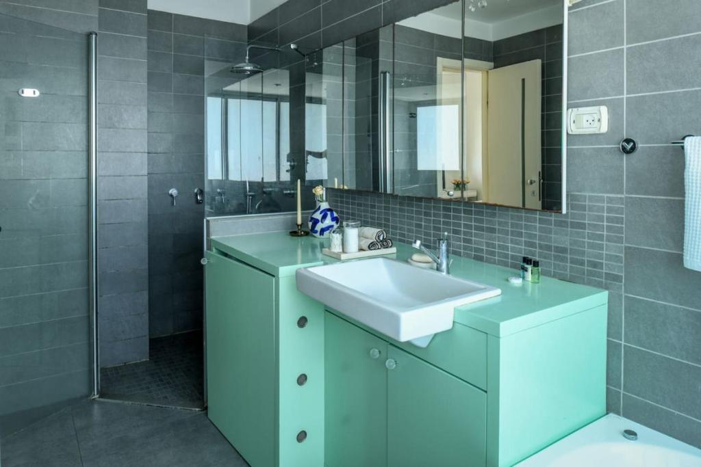 Koupelna v ubytování Bright 1BR Apt w Parquet Floor in the City by Sea N' Rent