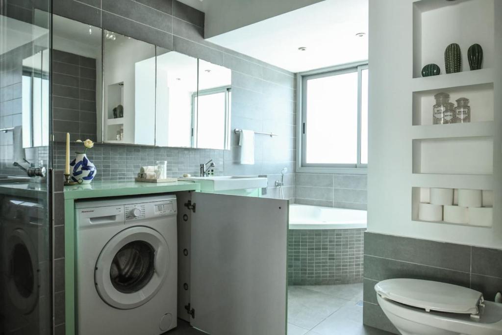 Koupelna v ubytování Bright 1BR Apt w Parquet Floor in the City by Sea N' Rent