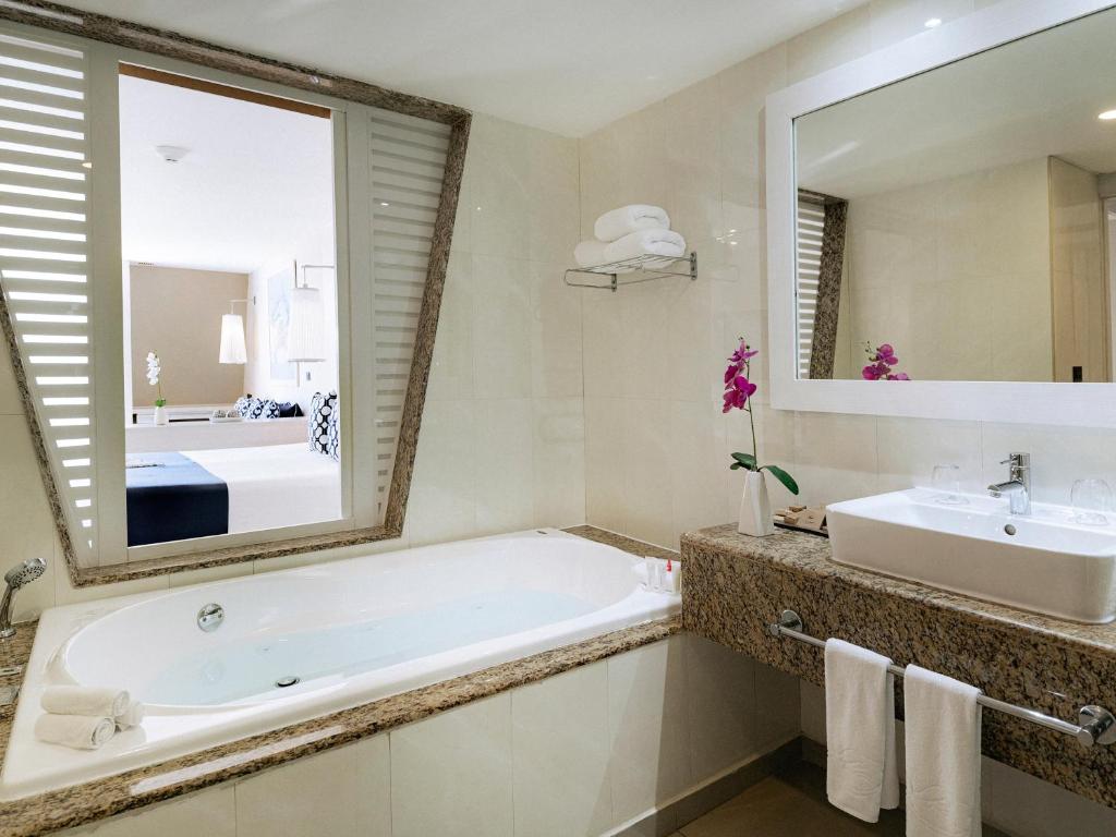 Habitación Estándar — detalle de camas y balcón