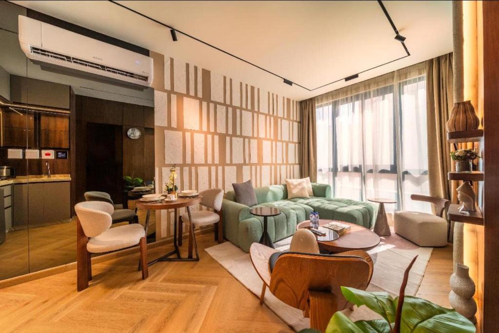a living room with a green couch and chairs at Saden Albwadi in Jeddah