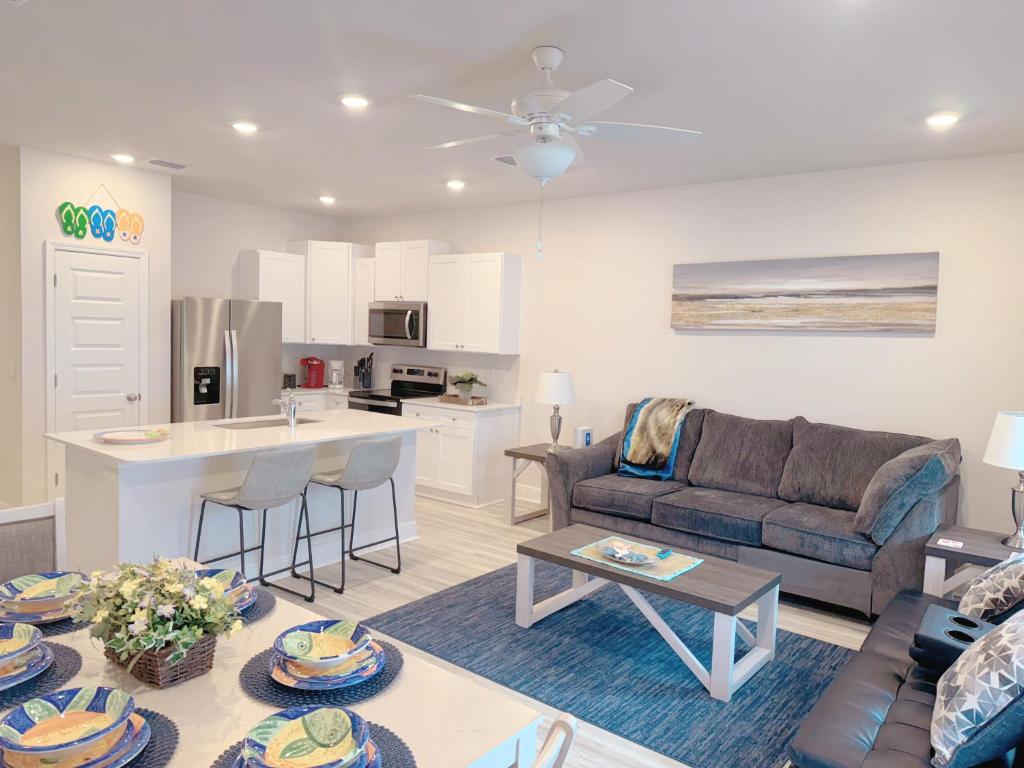 A kitchen or kitchenette at Wave of Gold , brand new beautiful townhome 3bed room 3 bathroom