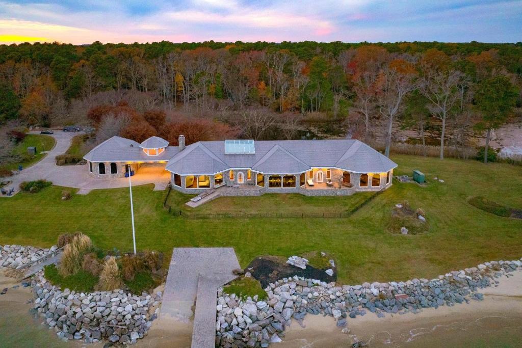 - une vue aérienne sur une grande maison dans l'établissement Bay Estate by AvantStay Waterfront Private Pond, à Ridge