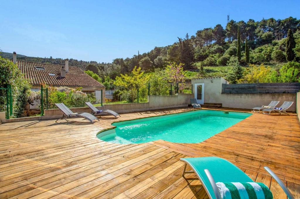 Fraissé-des-CorbièresにあるVilla Fraisse by Villa Plusのスイミングプール(椅子、ウッドデッキ付)