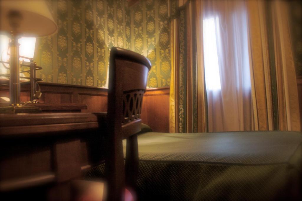 Voodi või voodid majutusasutuse Hotel Lux toas