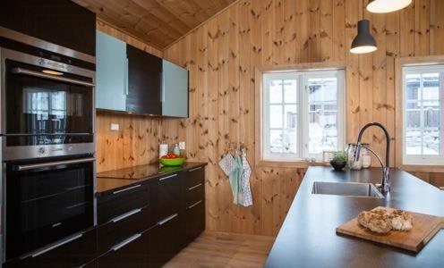 Køkken eller tekøkken på Modern Mountain Cabin With Views At Filefjell
