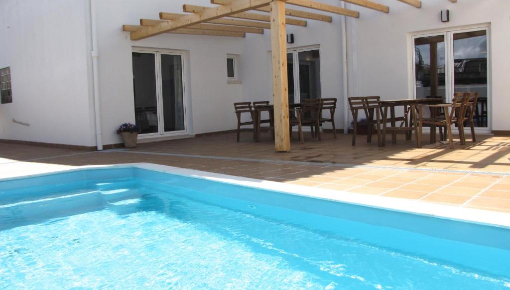 Villa mit einem Pool, einem Tisch und Stühlen in der Unterkunft Casa De Soudos in Soudos