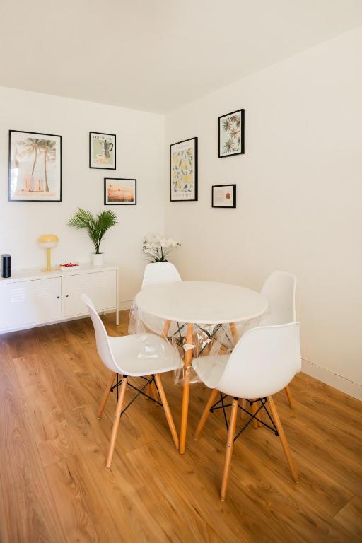 une salle à manger avec une table et deux chaises dans l'établissement 36 m2 2-room apartment, parking, fiber internet, near metro, Literie Bultex, à Ramonville-Saint-Agne