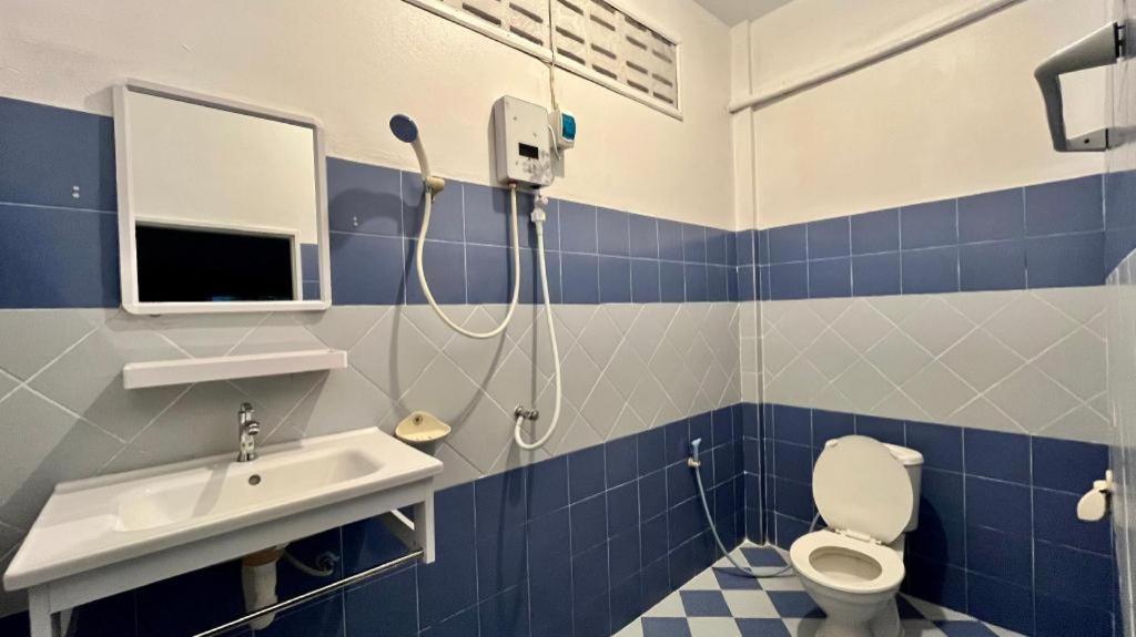 un bagno con doccia, WC e lavandino di Sanook Sanang Resort a Ko Chang