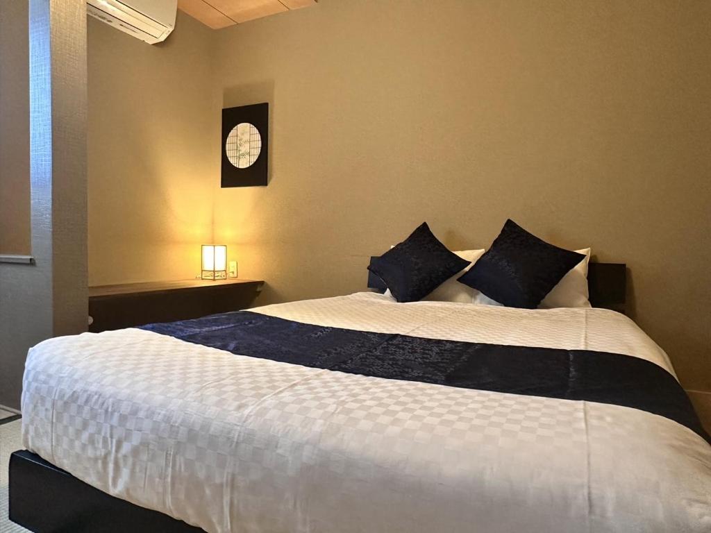 Ένα ή περισσότερα κρεβάτια σε δωμάτιο στο サイレントハウス東寺京都駅西