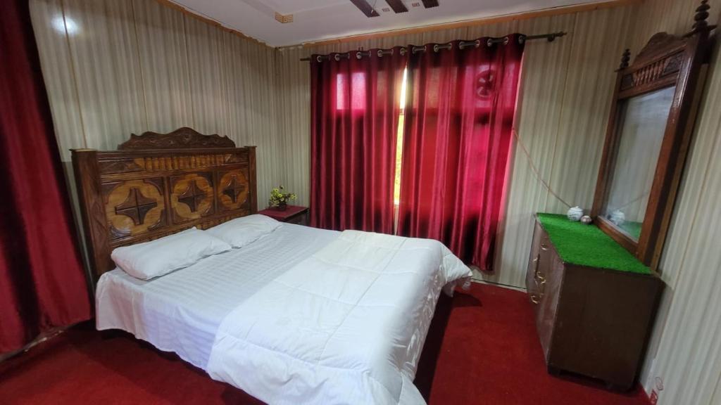 Postel nebo postele na pokoji v ubytování Black Stone Suites Skardu