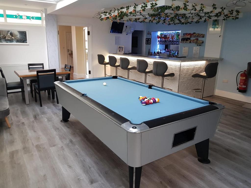 Biliár nebo kulečník v ubytování OYO Minerva Guesthouse