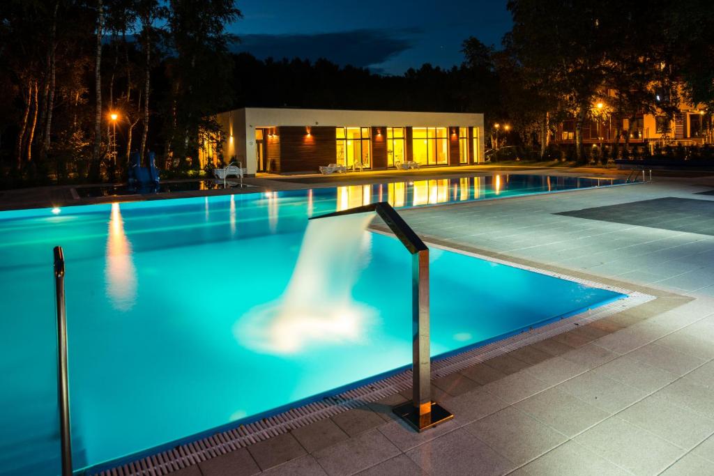 basen oświetlony w nocy w obiekcie Apartamenty Polanki Kołobrzeg w Kołobrzegu