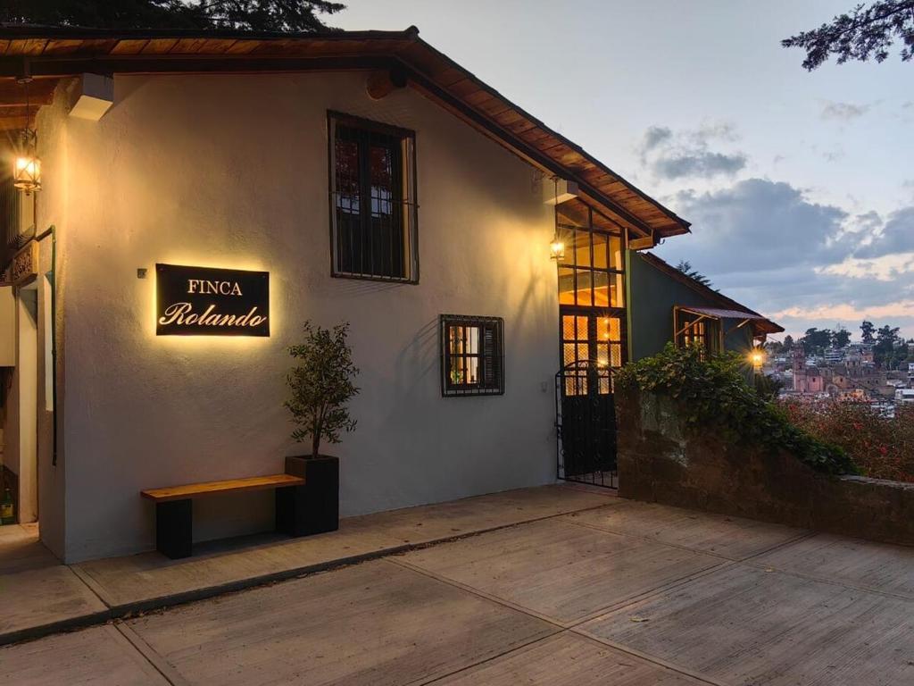 Budova, kde se chata nachází