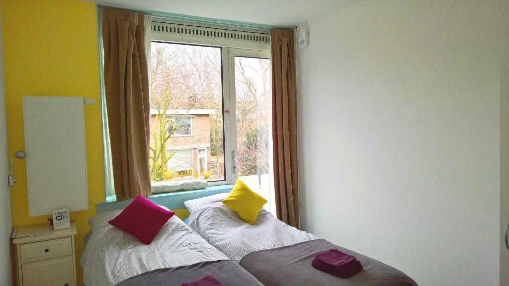 מיטה או מיטות בחדר ב-B&B Amsterdam Holy Dove, free parking