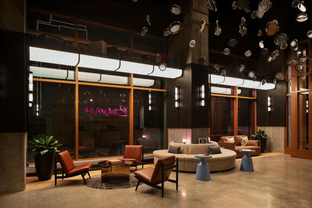 Posezení v ubytování Moxy Montreal Downtown