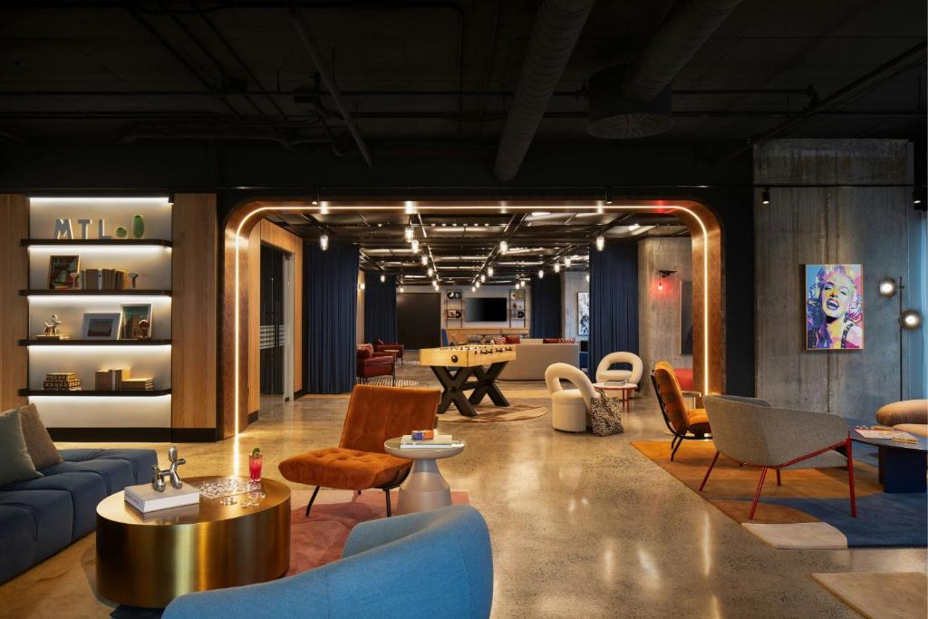 Posezení v ubytování Moxy Montreal Downtown