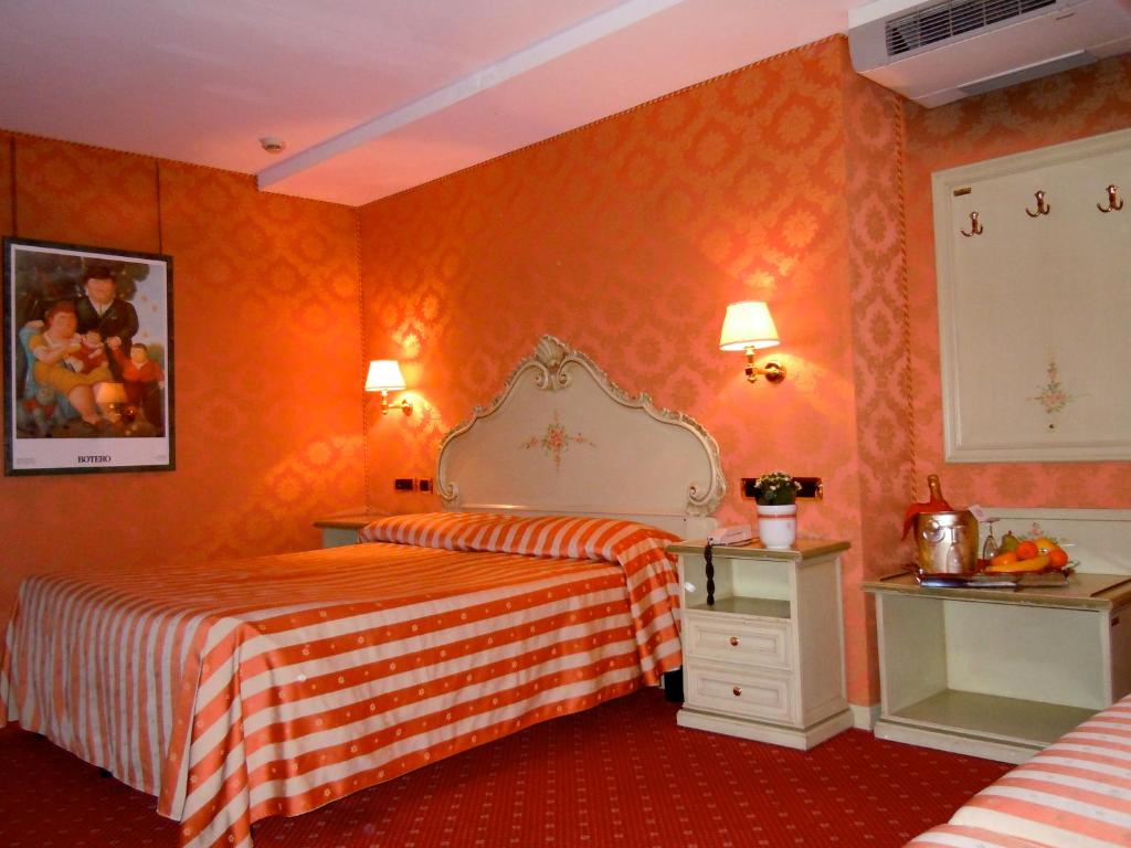 Voodi või voodid majutusasutuse Hotel Lux toas