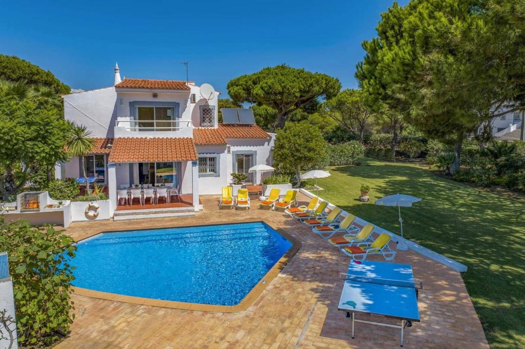 une villa avec une piscine et une cour dans l'établissement Villa Uma by Villa Plus, à Loulé