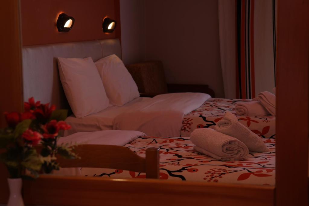 Postel nebo postele na pokoji v ubytování Alexiou Hotel