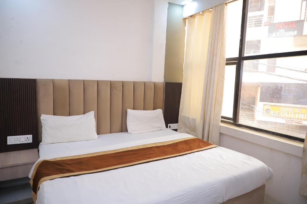 Ein Bett oder Betten in einem Zimmer der Unterkunft Hotel Green Apple BAREILLY