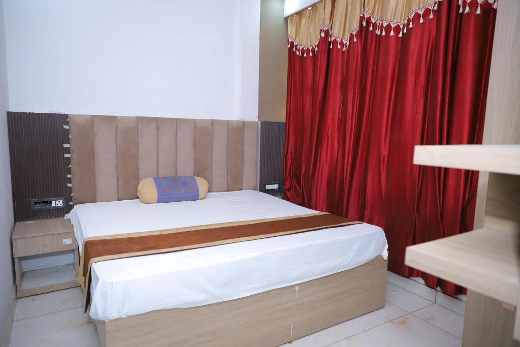 Ein Bett oder Betten in einem Zimmer der Unterkunft Hotel Green Apple BAREILLY