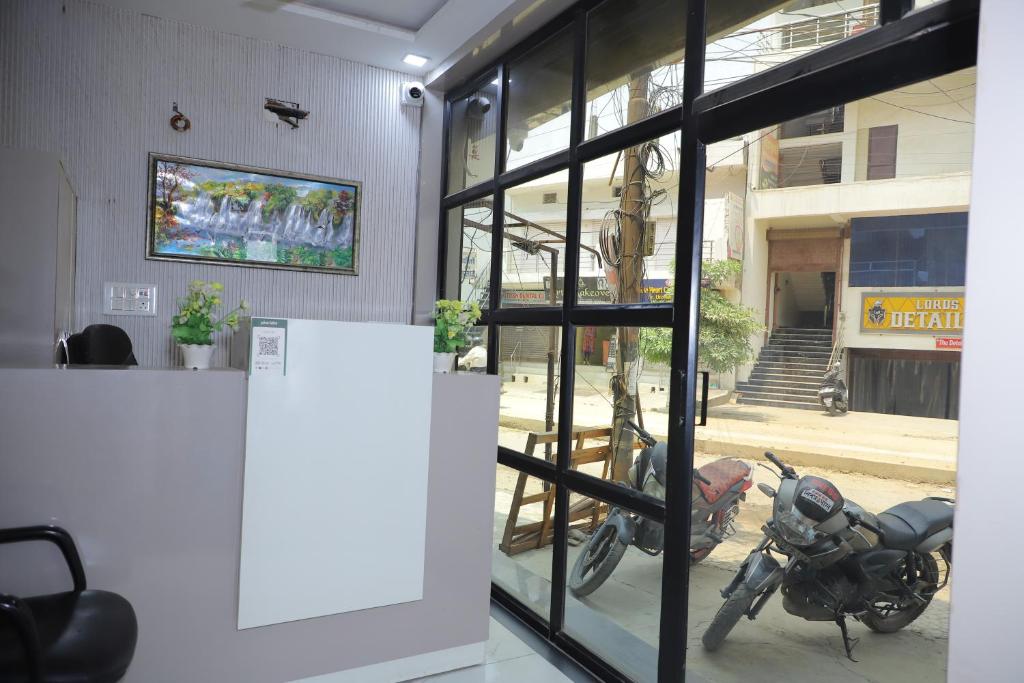 TV&#47;Unterhaltungsangebot in der Unterkunft Hotel Green Apple BAREILLY