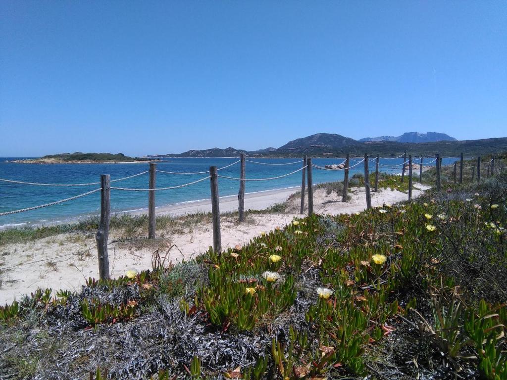 una recinzione su una spiaggia vicino all'acqua di Casa Marina Maria a Murta Maria