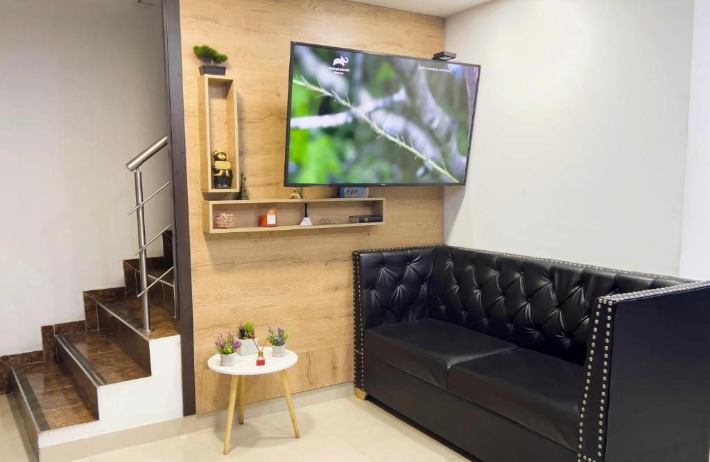 Una televisión o centro de entretenimiento en Sixth House Suite